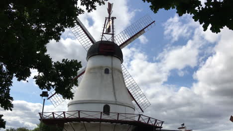 Führung-Windmühle.-Führung-Einer-Windkraftanlage-Aufgenommen-In-Dänemark