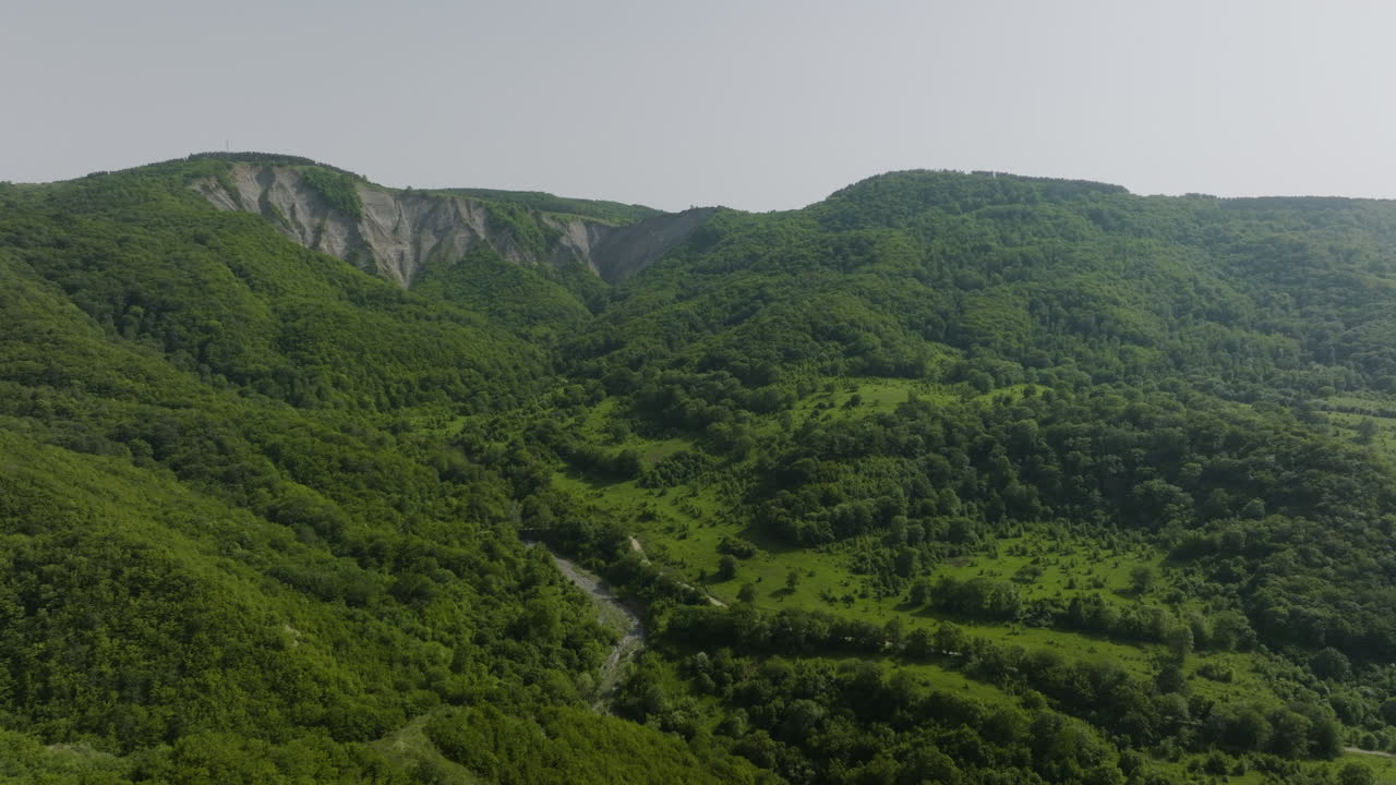 vibrante, intacto por una mano humana paisaje natural en georgia