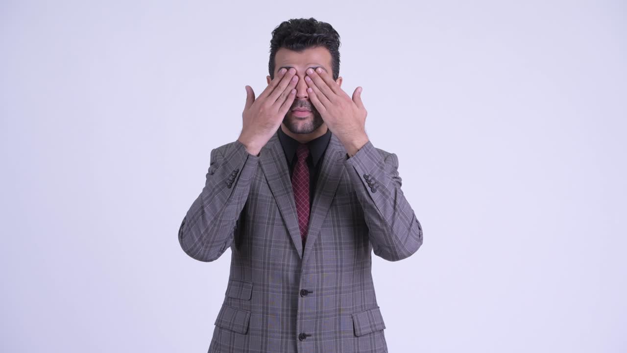 hombre de negocios persa guapo y barbudo en traje.