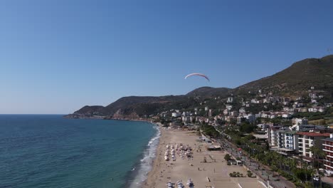 parapente deslizándose hacia la playa