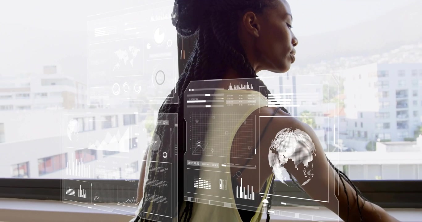 Femme regardant la ville à travers une fenêtre, tandis que des hologrammes évoluent autour de son torse pour analyser des données commerciales