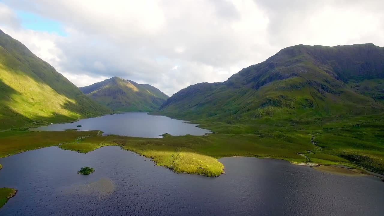 아름다운 산으로 둘러싸인 호수 4k
