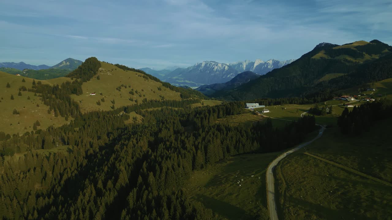 praderas de hierba verde en los románticos e idílicos picos montañosos de los alpes bávaros austriacos sudelfeld wendelstein con vistas panorámicas a la carretera