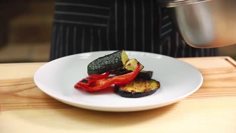 chef preparando un plato de verduras a la parrilla