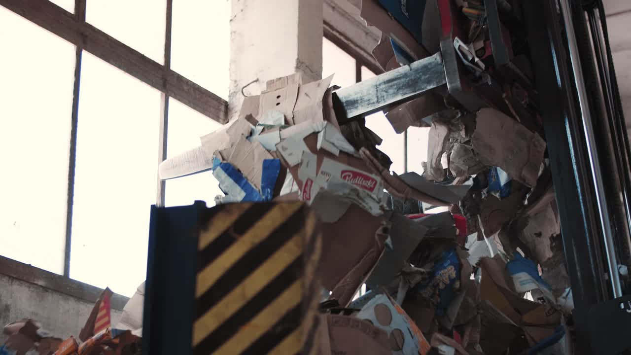 residuos de papel en el basurero