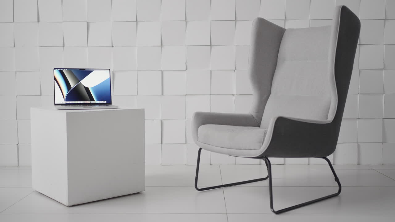 노트북과 의자가 있는 현대적인 작업 공간