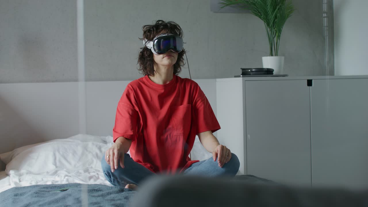 mujer usando auriculares vr en su dormitorio