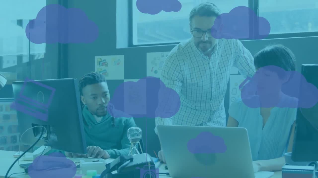 animación de nubes e iconos de computadora moviéndose sobre compañeros de trabajo multirraciales trabajando en computadoras