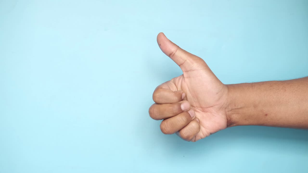 la mano levantando los pulgares