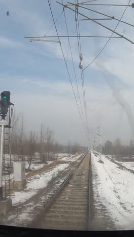 Punto-De-Vista-Del-Viaje-En-Tren-Desde-La-Vista-Del-Conductor-En-El-Valle-De-Cachemira