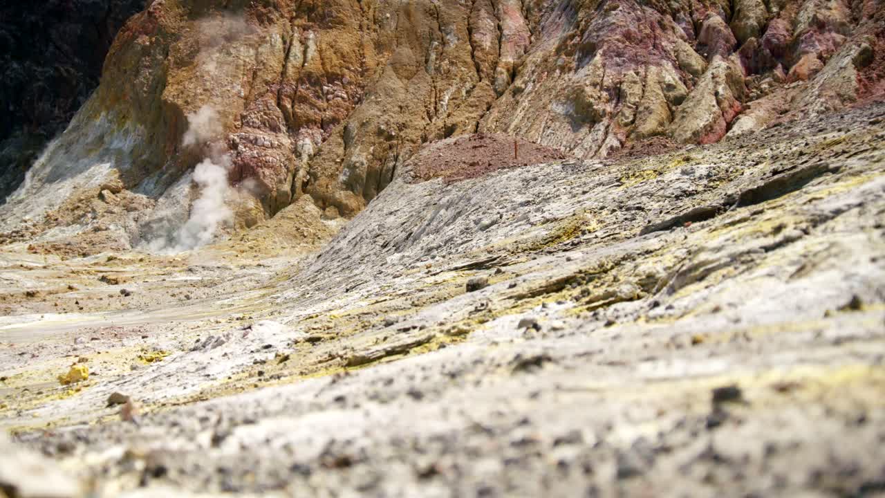 засушливый геотермальный грунтовый рельеф белого острова вакаари