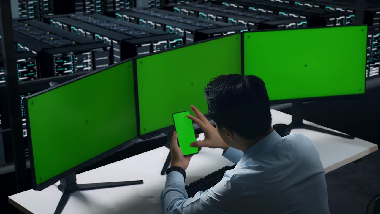 es especialista en comprobar el teléfono en la sala del servidor