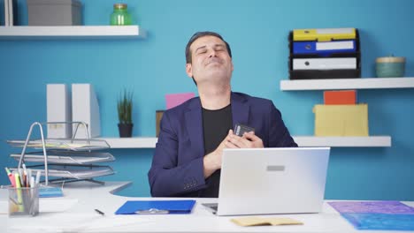 un hombre de negocios enamorado sintiéndose feliz.