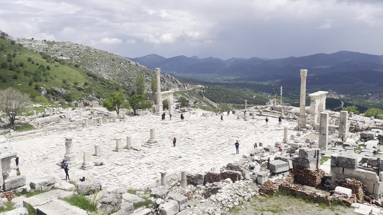 Türkiye'deki dağlık Sagalassos antik kalıntılarında tapınakların ve sütunların düzeni.