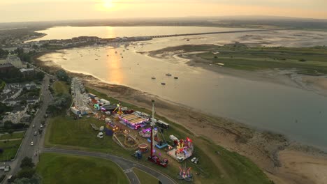 pan aéreo 4k del parque de atracciones al lado del mar