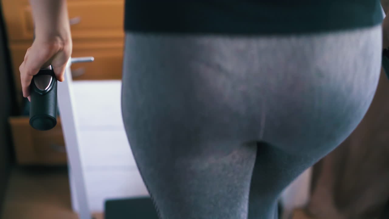 donna attiva in leggings ha allenamento su tapis roulant in camera