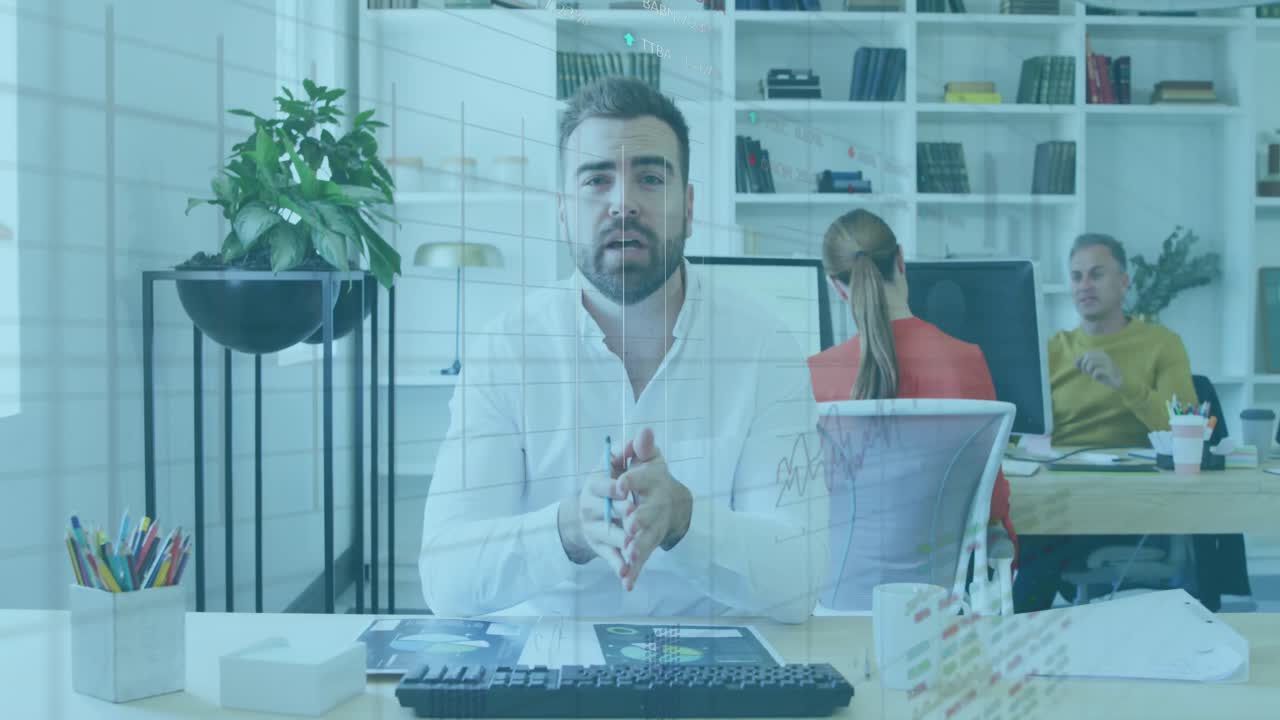 animación de múltiples gráficos y tableros de negociación, hombre caucásico haciendo una presentación en video llamada