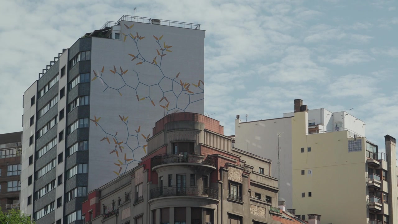 Architettura moderna e tradizionale che coesistono nel centro della città di Gijón, Asturie, Spagna