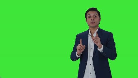 Indischer-Journalist-Zeigt-Auf-Kopierraum-Und-Spricht-über-Greenscreen