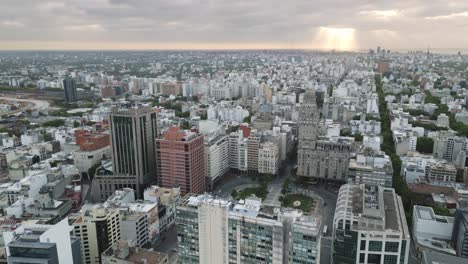 Montevideo,-Uruguay,-Dramatische-Luftaufnahme-Des-Sonnenuntergangs-Auf-Der-Plaza-Independencia-Und-Dem-Stadtbild