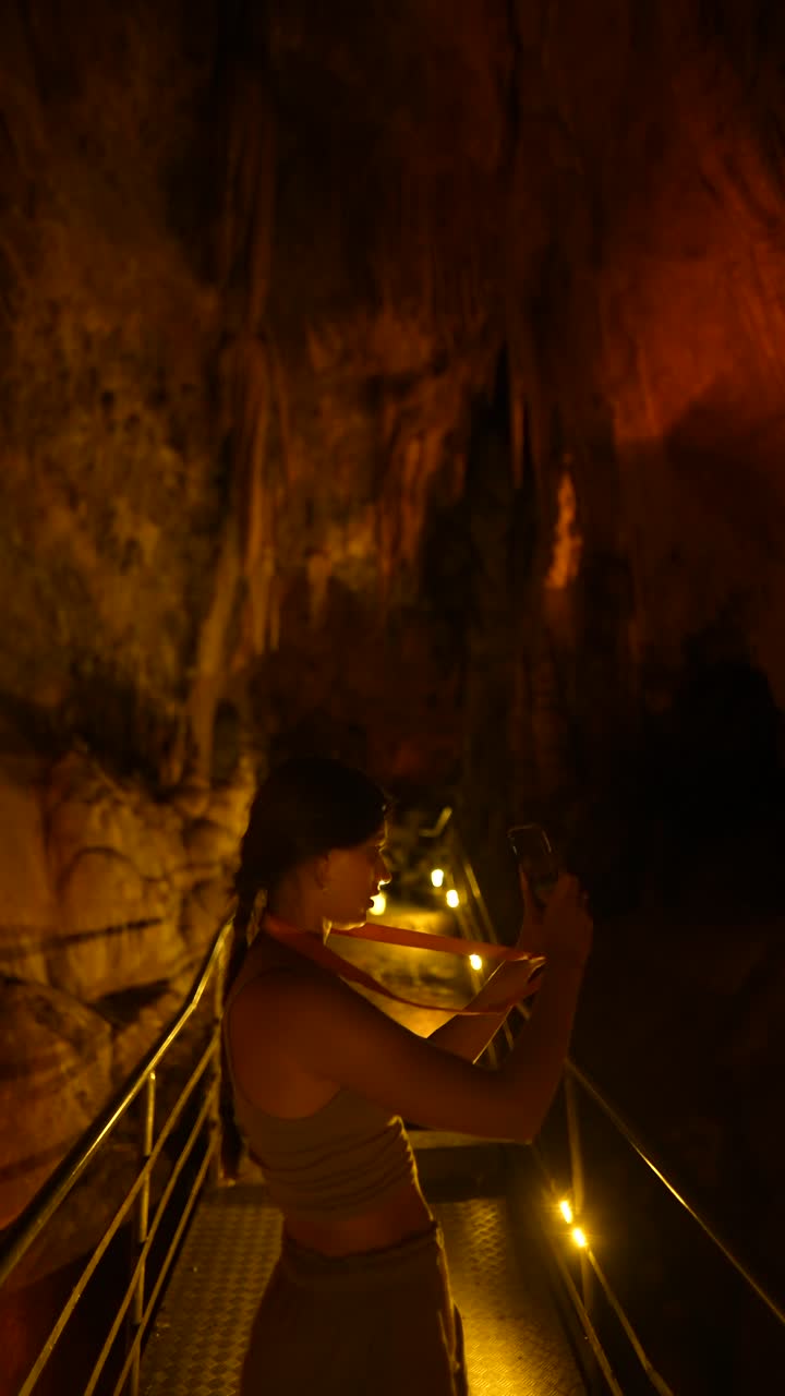 동굴 에서 사진 을 찍는 여자