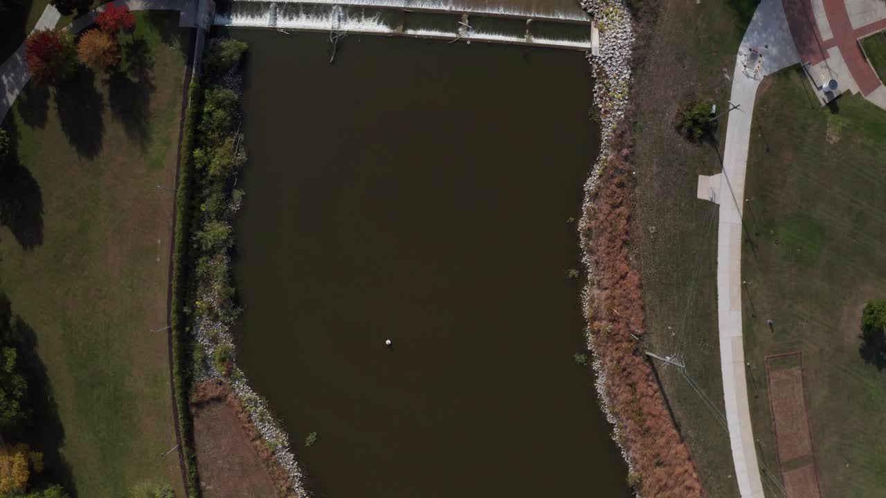 río pedernal en pedernal, michigan con video de drones arriba avanzando