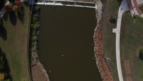 Río-Pedernal-En-Pedernal,-Michigan-Con-Video-De-Drones-Arriba-Avanzando