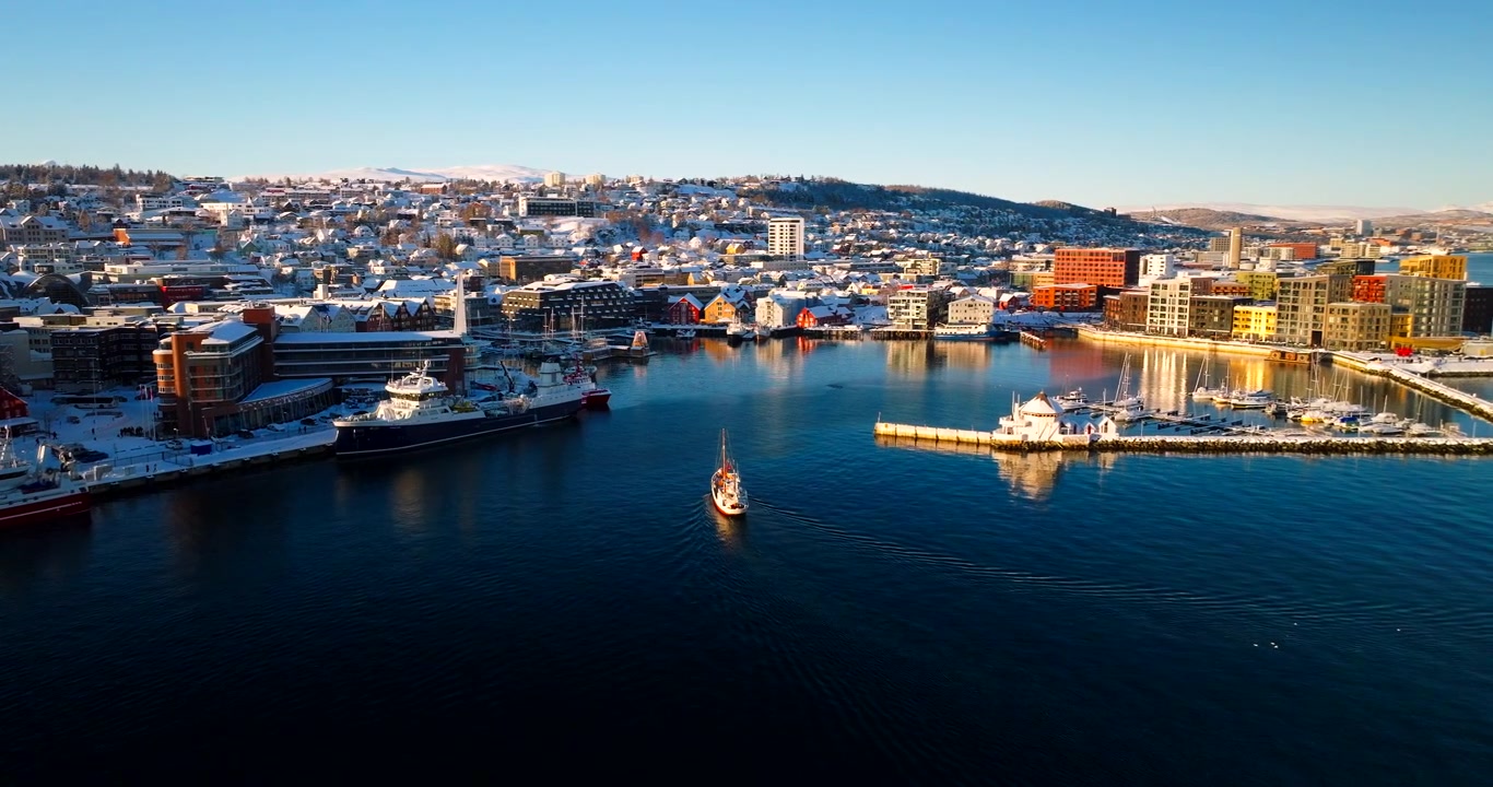 Historisches Schiff Hermes II kehrt nach einer Sightseeing-Tour in den Hafen von Tromsø zurück, Luftaufnahme.