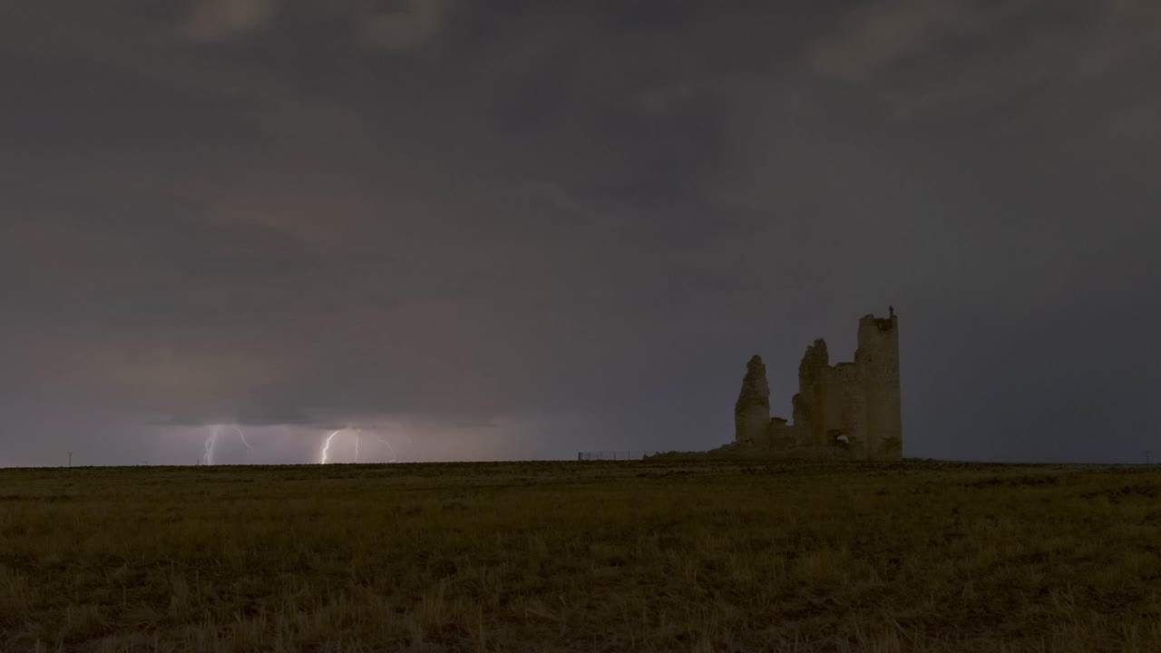 ruinas del castillo contra el cielo tormentoso