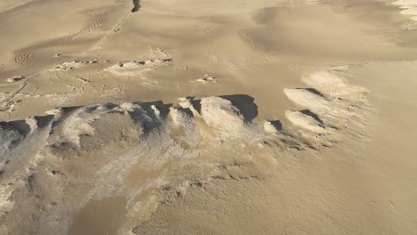 paisaje desértico con formaciones erosionadas vista aérea de un desierto con barrancos profundos