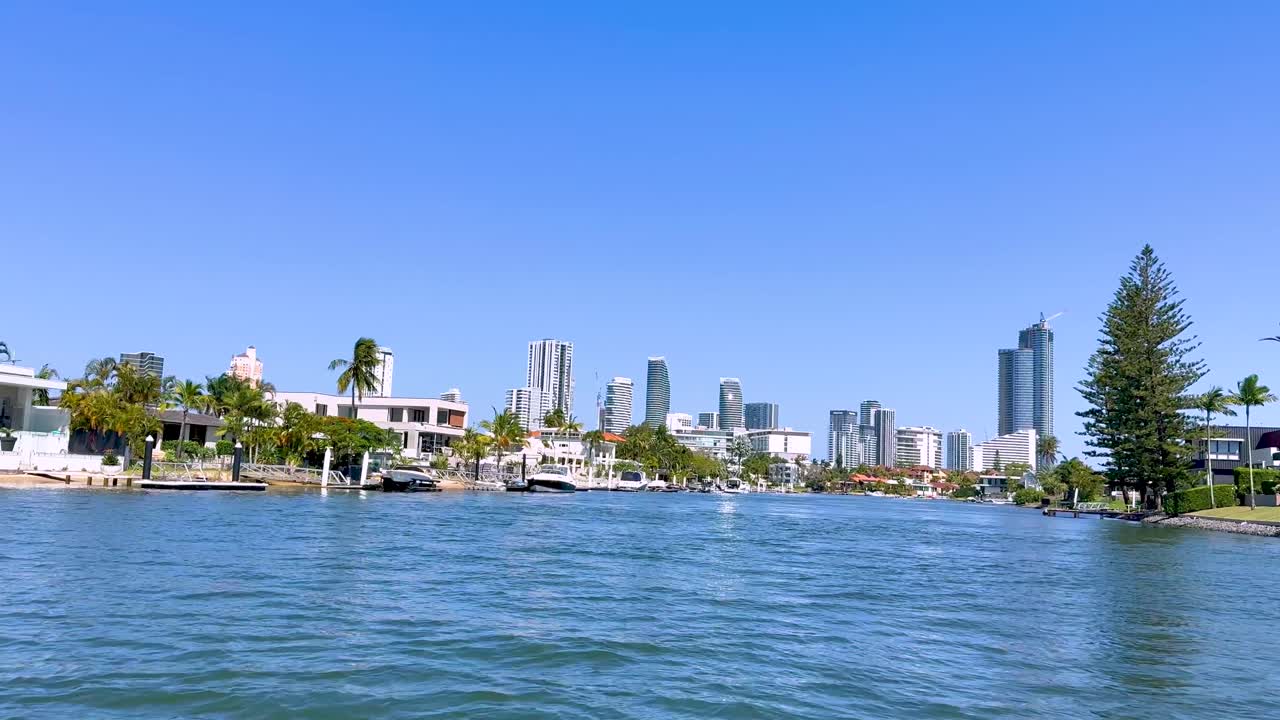 평화로운 운하와 도시의 스카이 라인 배경