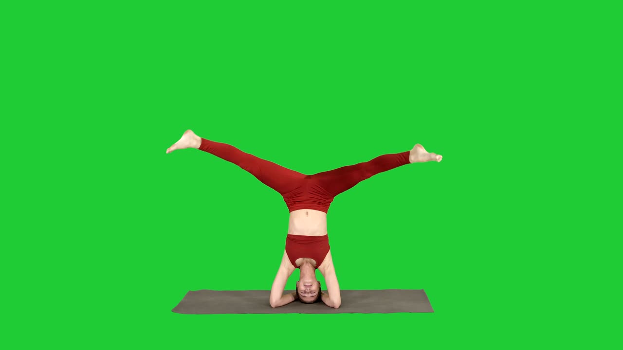 mujer realizando un pie de cabeza con división en una pantalla verde, clave de croma