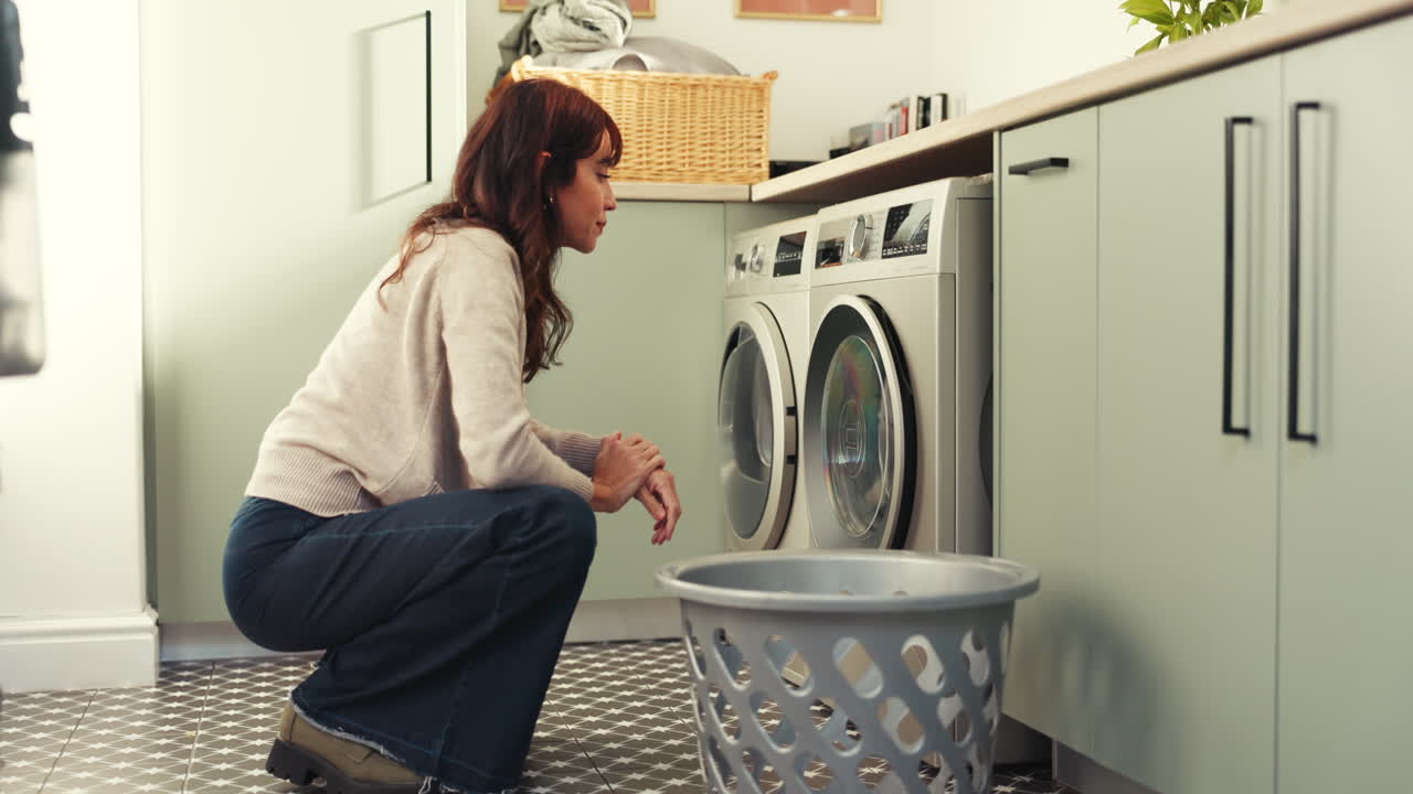 mujer lavando la ropa en una lavandería moderna