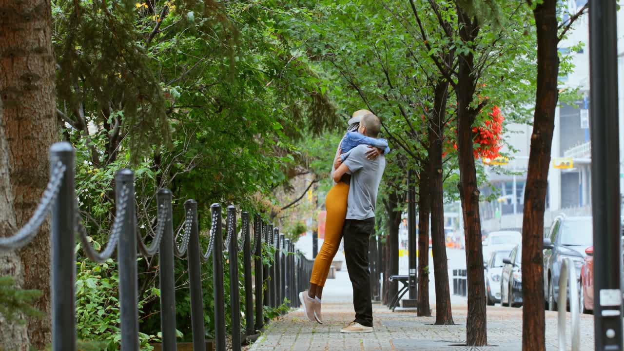 도시에서 서로 포옹하는 커플 4k