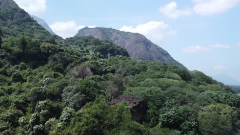 tomada de un avión no tripulado del bosque de reserva de aliyar y la reserva de tigres de anamalai, coimbatore, tamil nadu, sur de la india