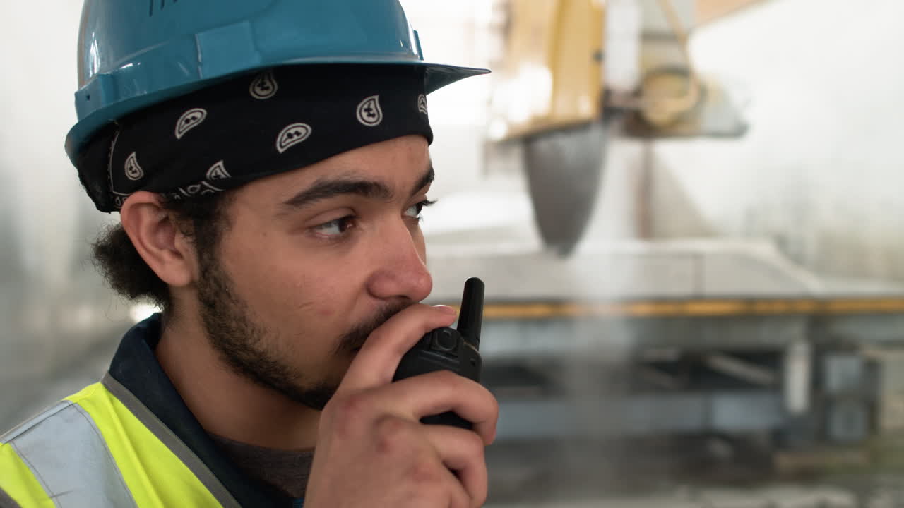 워키토키로 말하는 남자