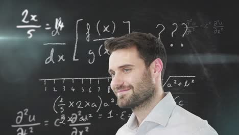 hombre sonriendo sobre ecuaciones matemáticas.