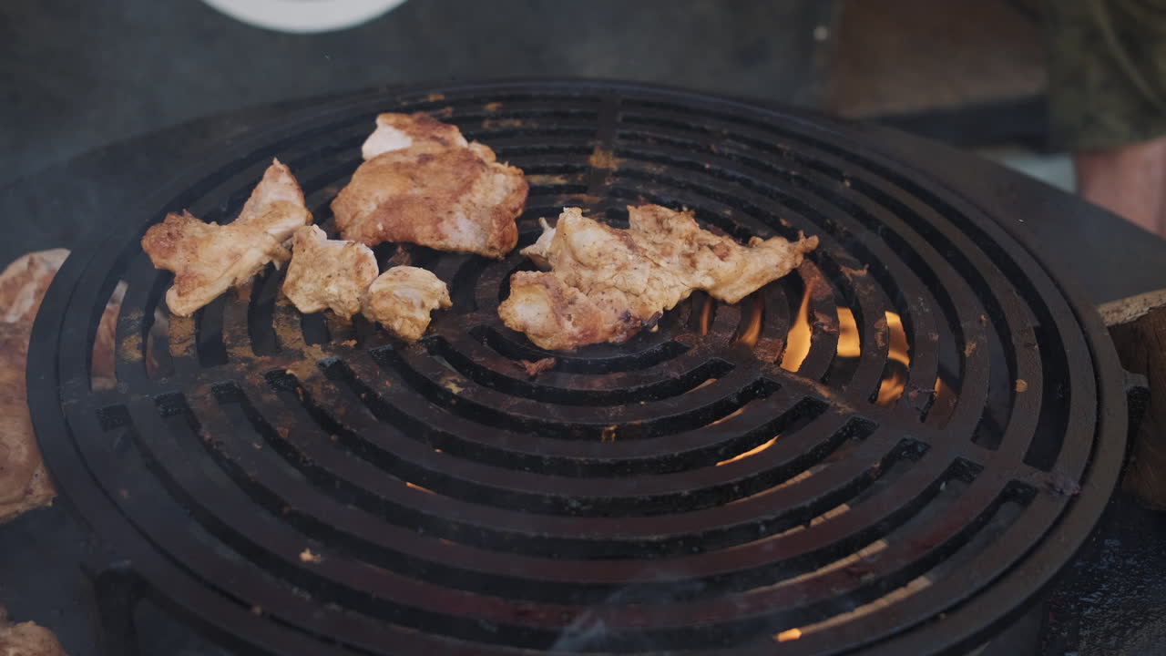 둥근 그릴 에 김 을 한