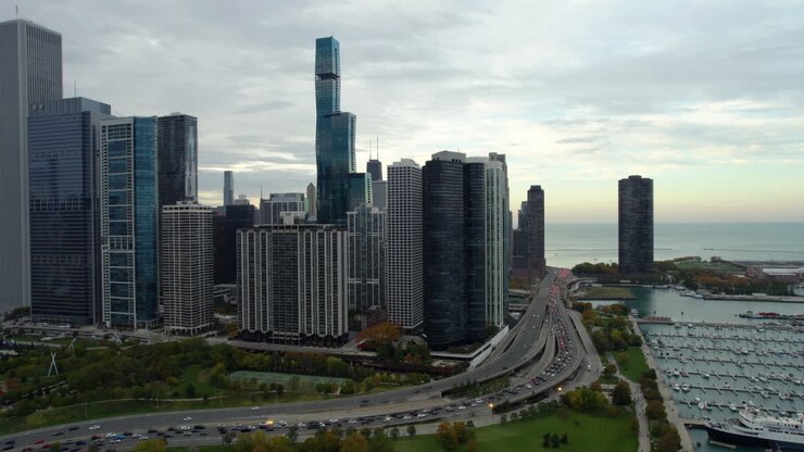 Vista aérea de condomínios arranha-céus na orla do lago, pôr do sol de outono em Chicago, EUA