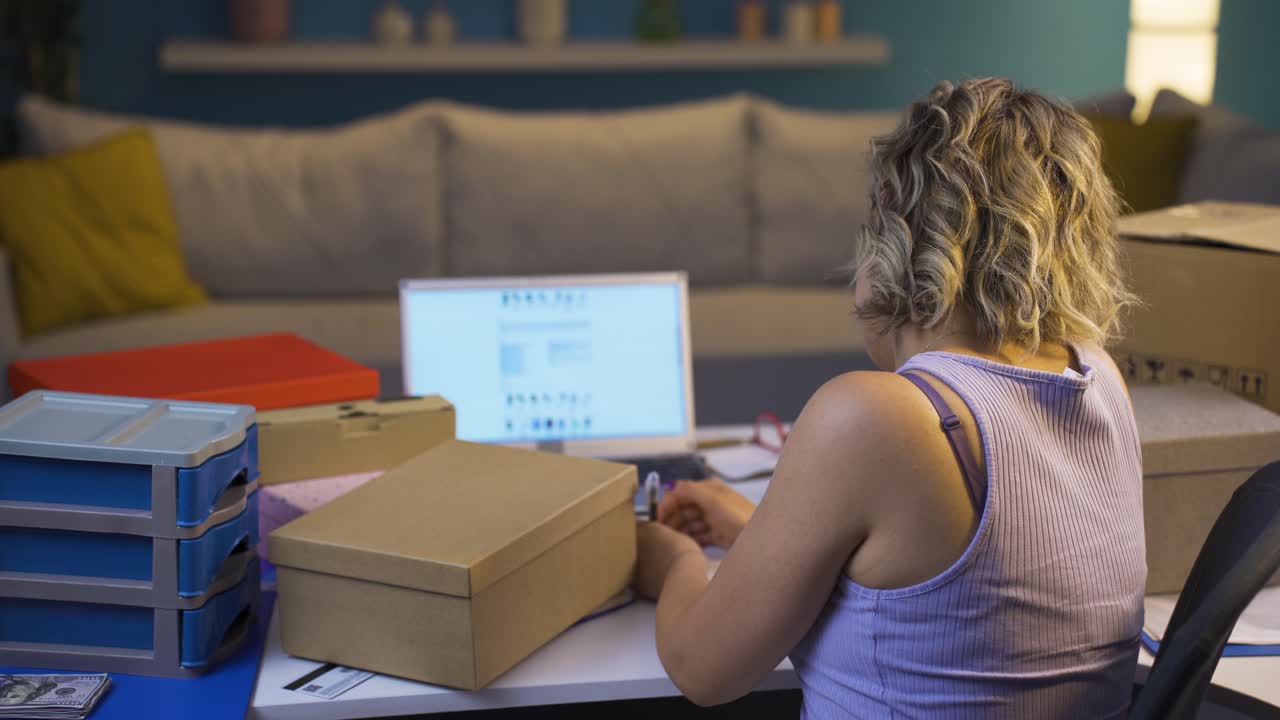 empresario de comercio electrónico. empaqueta los productos.