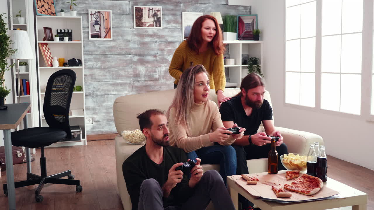 grupo feliz de amigos y amigas alegres