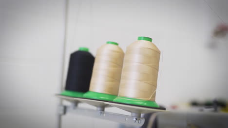 rollos de hilo de coser en una fábrica.