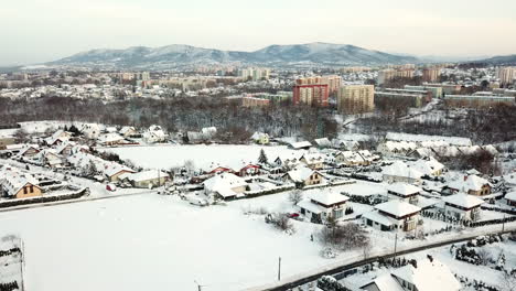 Vuelo-De-Drones-Sobre-La-Ciudad-En-Polonia-Durante-El-Día-Soleado-De-Invierno