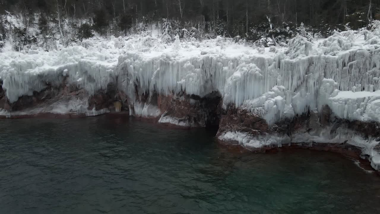 lake superior 기슭의 얼어 붙은 나무와 얼음 구조물