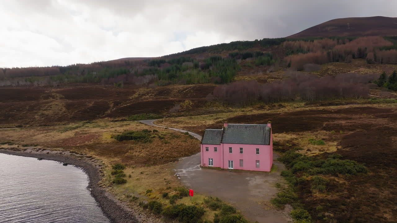 Culzie Lodge Pink House sulle rive del Loch Glass nelle Highlands scozzesi