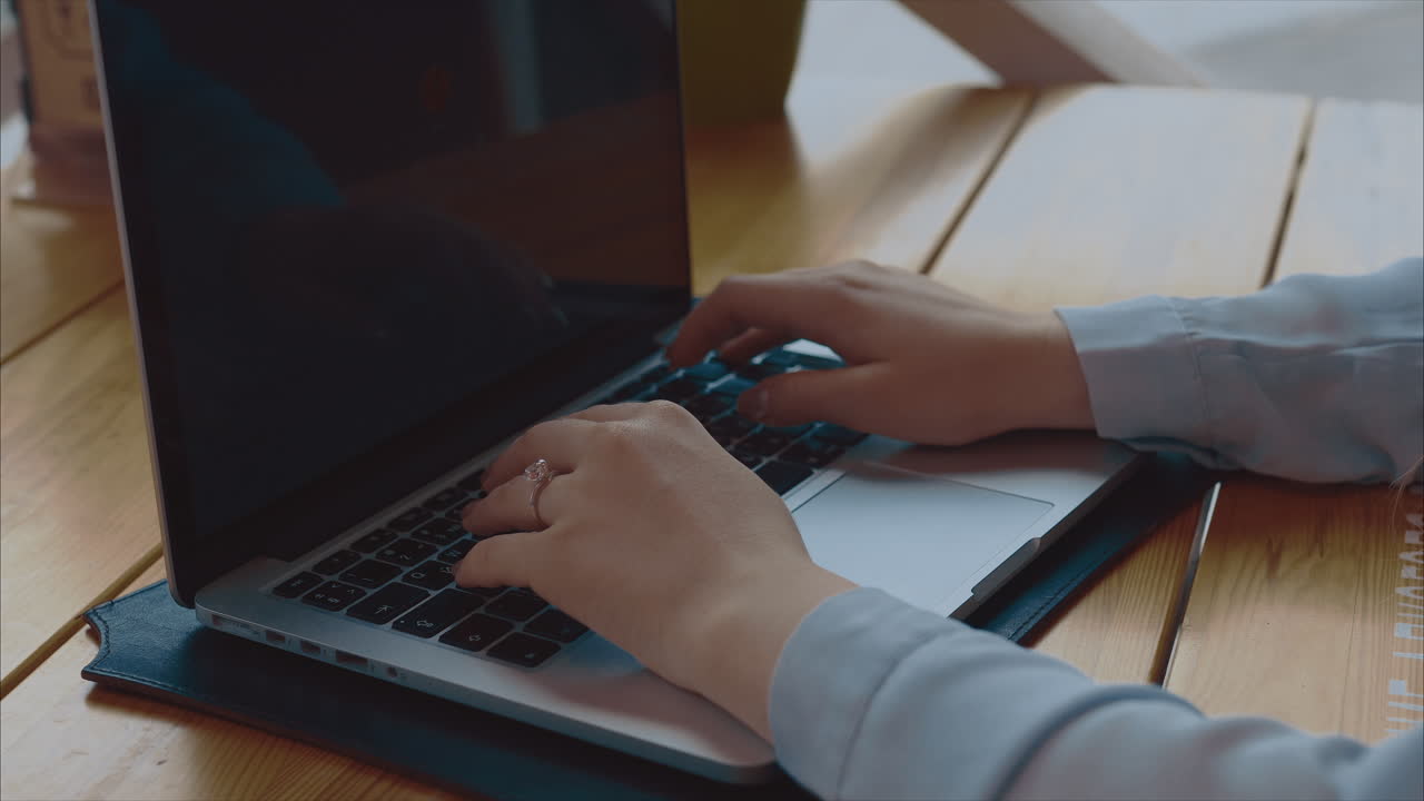 mujer trabajando en una computadora portátil en un café
