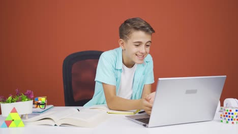el chico al que le gusta la aplicación en la computadora portátil es feliz.