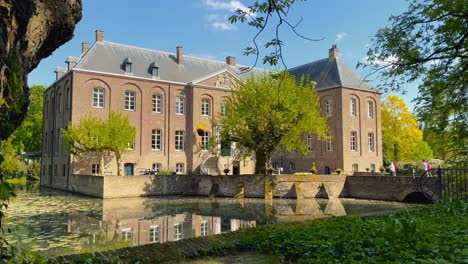 Wunderschönes-Arcen-Kaste-Mit-Wassergraben-In-Limburg-Im-Frühling