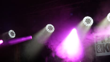 dispositivos de iluminación en un escenario en acción. lila y blanco.