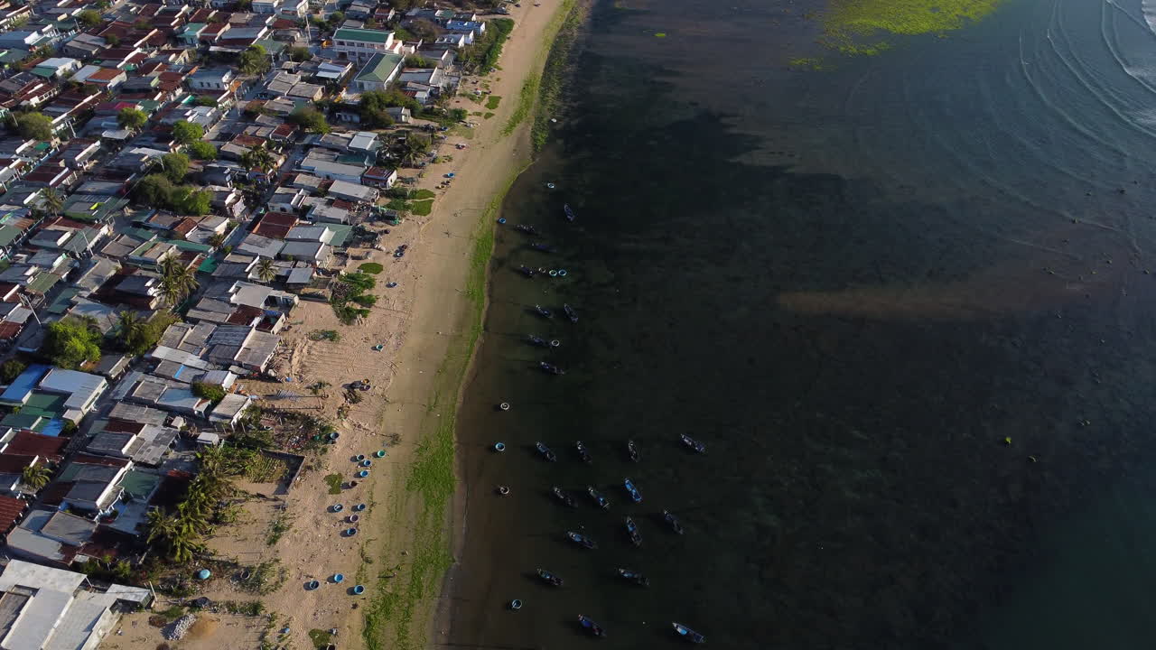 ciudad costera con paisaje marítimo con edificios vivientes y muchos estanques de agua para el cultivo de camarones cerca, vista aérea
